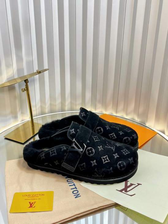 Picture of Louis Vuitton Slippers _SKULVsz35-46mnq11171065